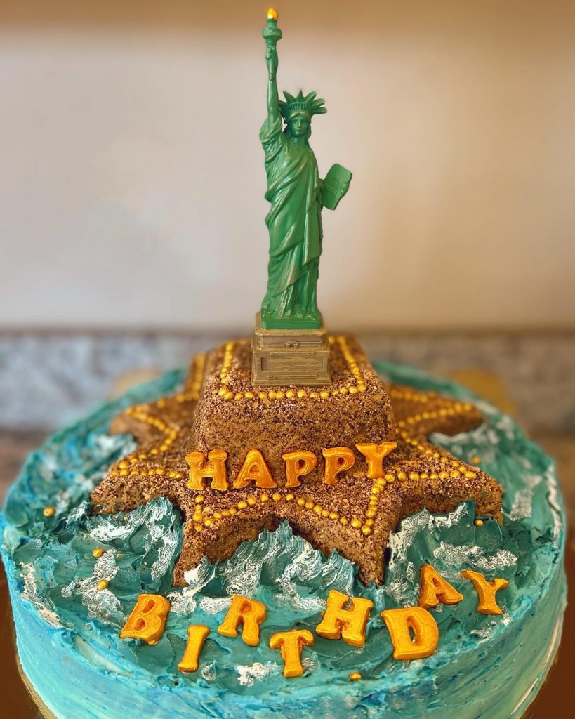 Easy Statue of Liberty Cake Ideas 2