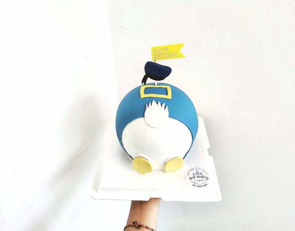 Donald Duck Round Cake Design
