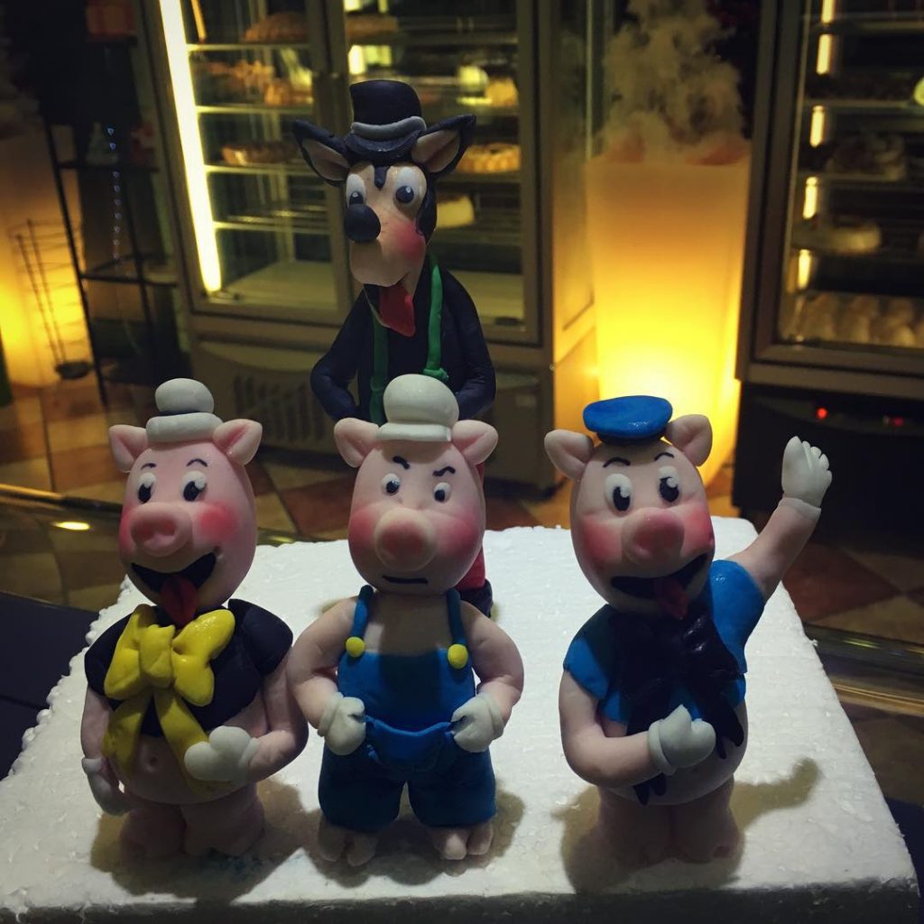 fondant Three Little Pigs Cakes 2