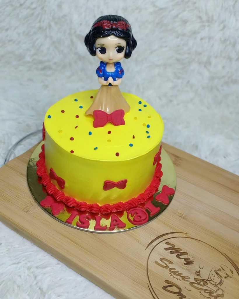 Simple Snow White Cake Design